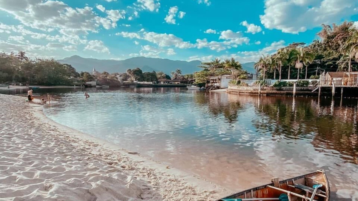 Barra do Una House | Paradise House Barra do Una on the banks of the River Una-25persons