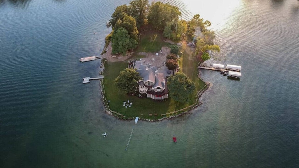 Battle Creek House | Paradise Island the real fantasy Nou'veau riche