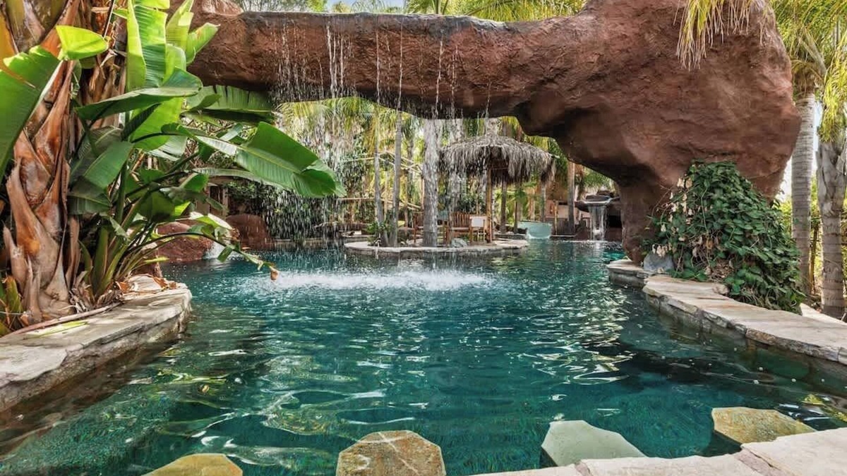 Mount Helix House | Paradise Lagoon Resort Style Pool Getaway