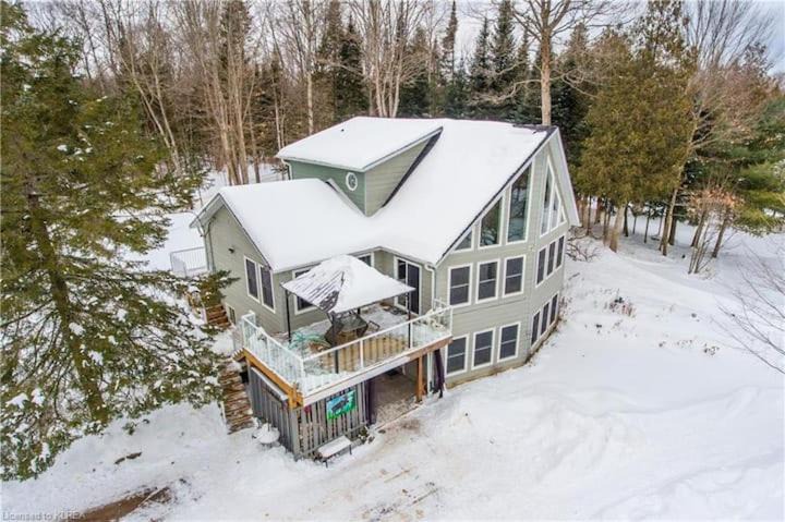 Bobcaygeon House | Paradise Palace Waterfront Cottage hottub 7bedroom with hottub