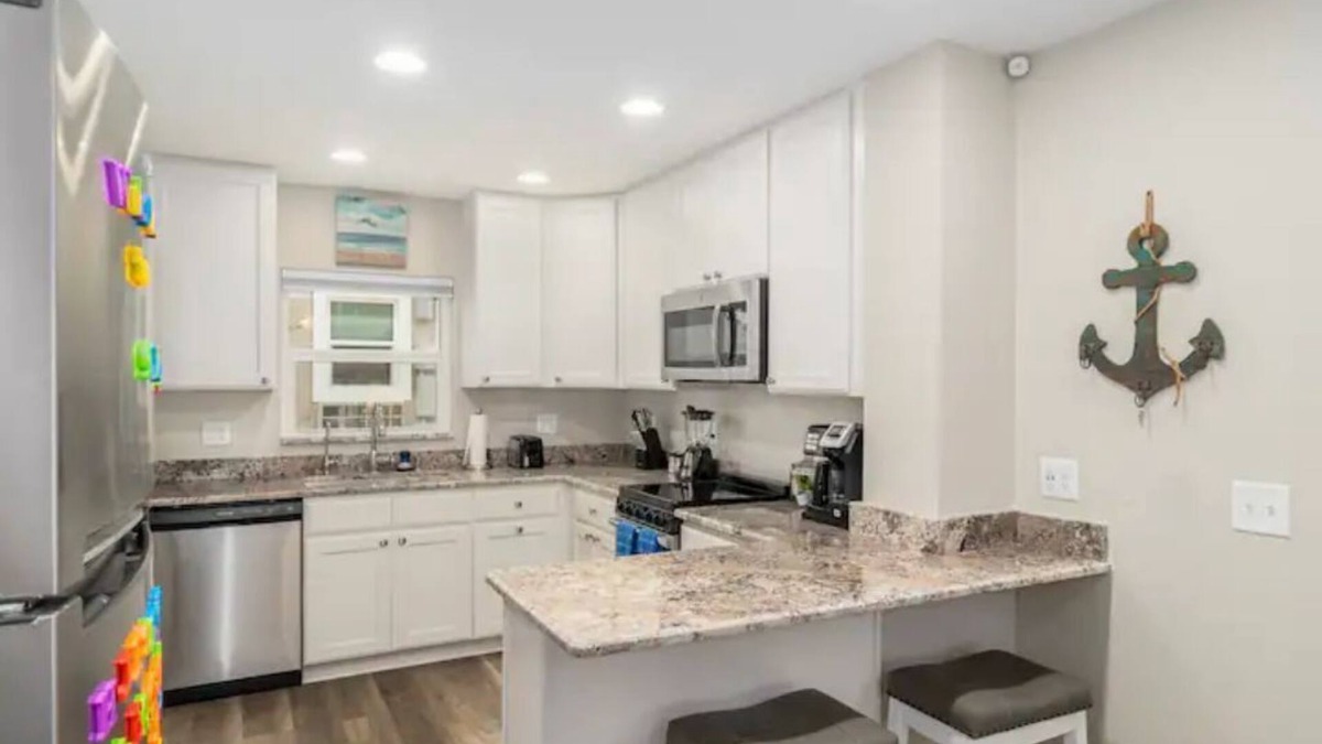Tropic Apartment | ‘Paradise Palms 104’ Beautifully remodeled VERY large efficiency w/private patio