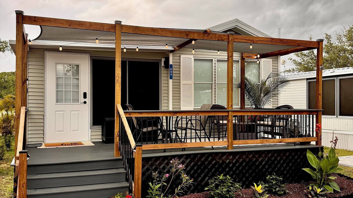 Venice House | Paradise Palms Cozy 2BR Tiny Home + Resort Perks Near Venice Bench