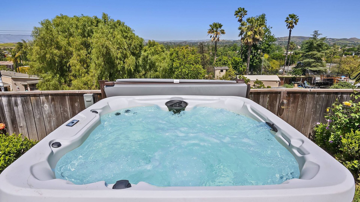 Thousand Oaks House | Paradise Park w Fire Pit, Hot Tub, Mini Golf and Game Room