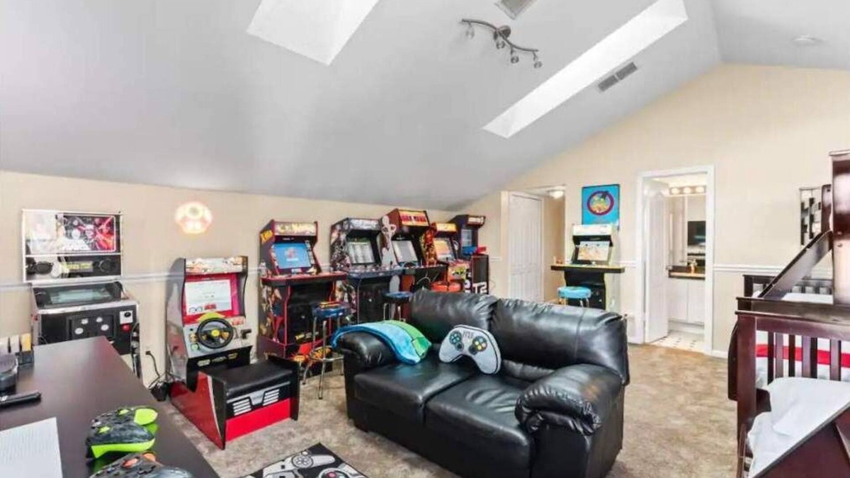 Southside House | Paradise Playhouse Sleeps 10 Arcade Poker Rm
