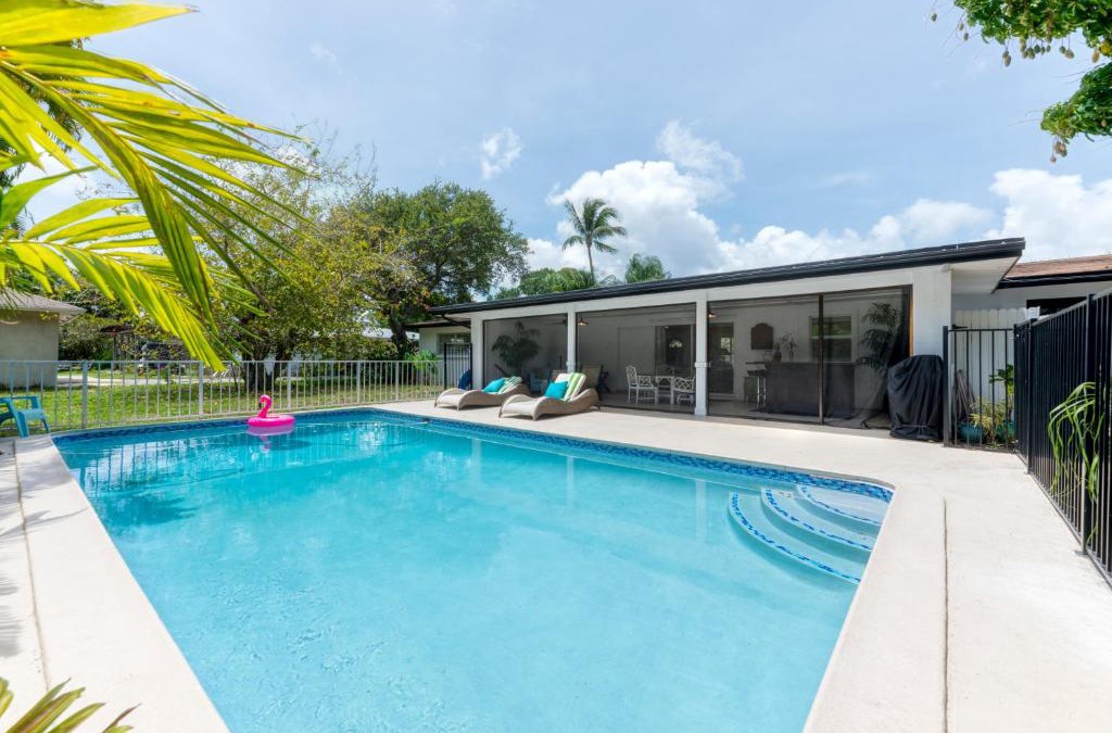 Palm Beach Gardens Apartment | Paradise Pool Villa! Minutes to Beaches & Downtown