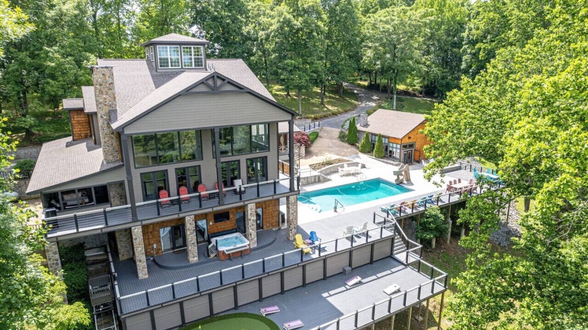 Winchester House | Paradise Resort-Dock, Pool, Hot Tub, Movie Theatre