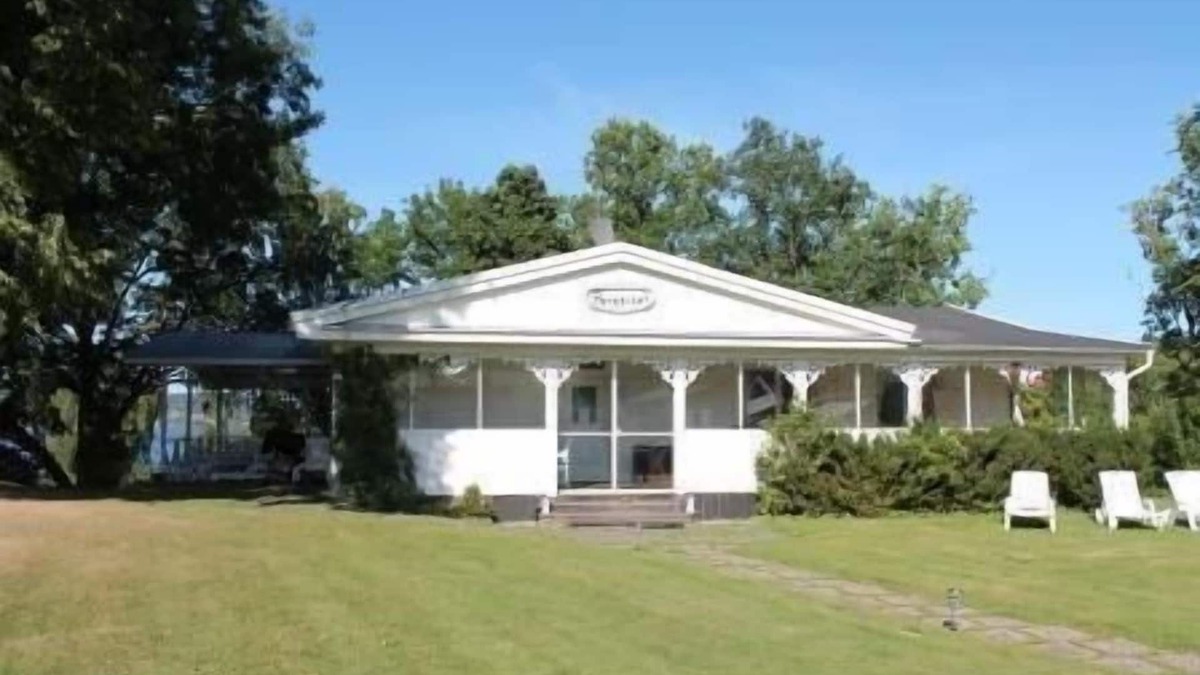 Ulricehamn Municipality House | Paradise villa with lake view and conservatory