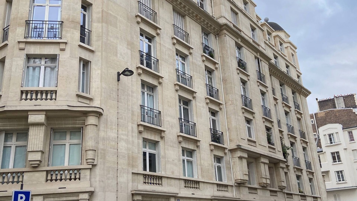Quartier de l'Ecole-Militaire Apartment | Paris 7 è, 80 m2 very bright and residential in old building quality.