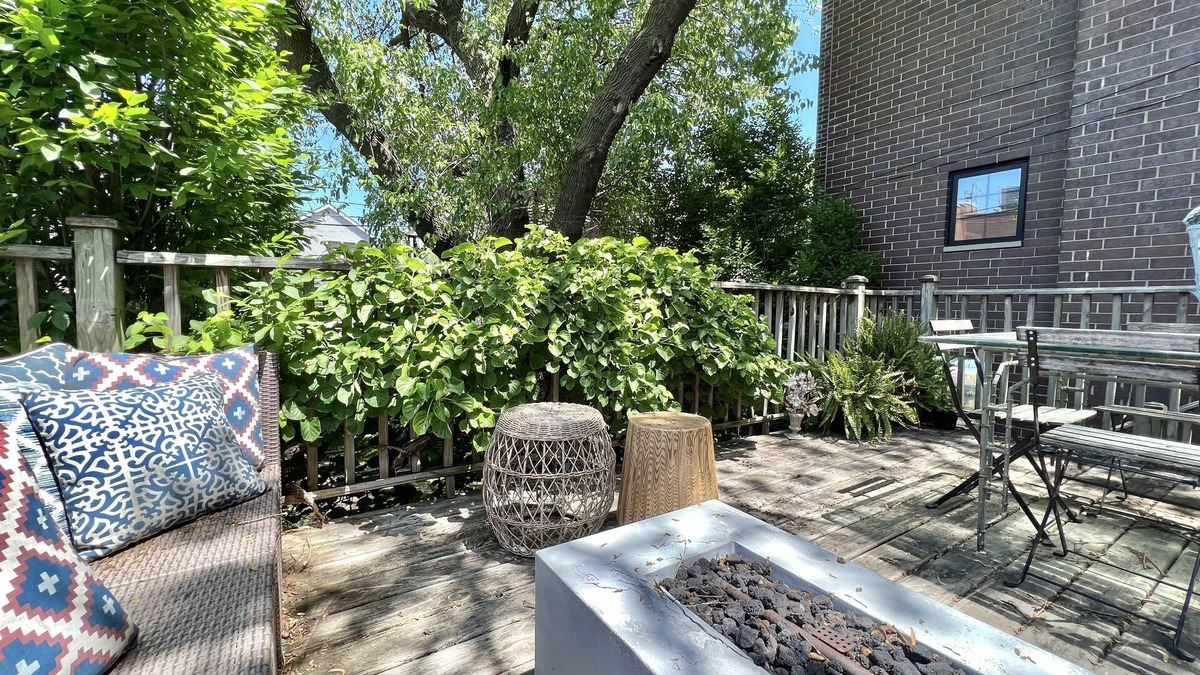 Lakeview House | Paris Chic, walk to Wrigley, Lake, Southport, Parking included