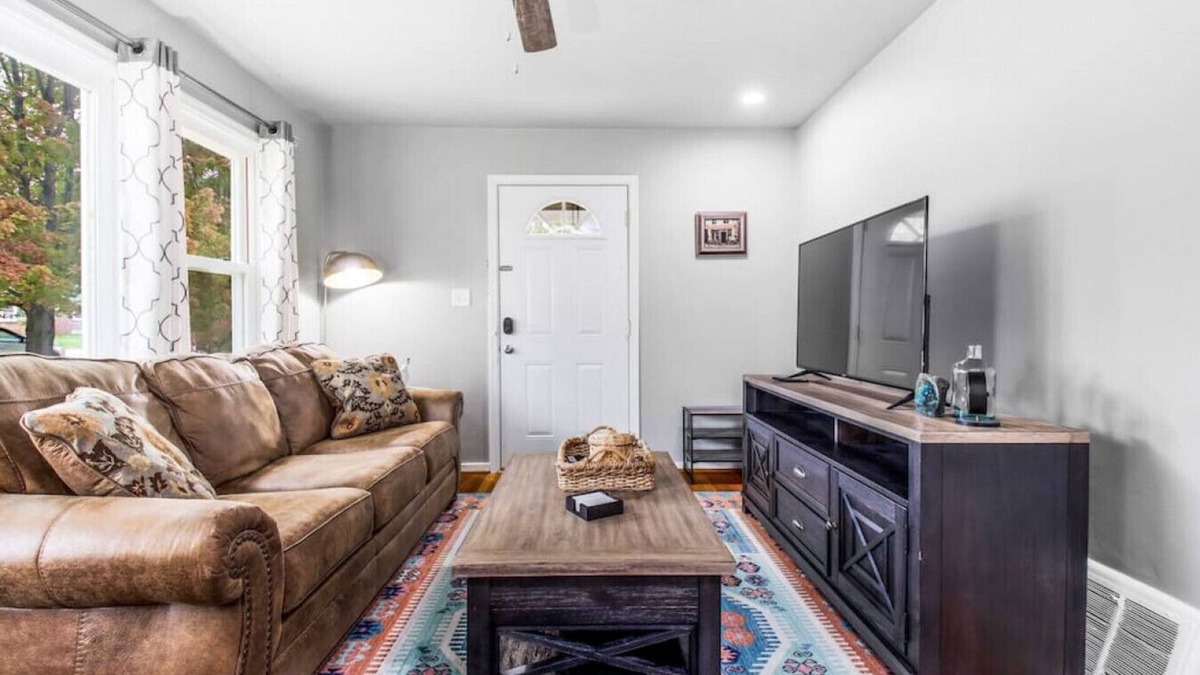 Peoria House | Paris in the Heights: 3Bed+Backyard Patio