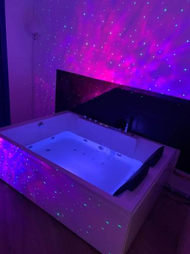 Faubourg de l'Arche Apartment | Paris La Défense - Santorin Apartment with jacuzzi