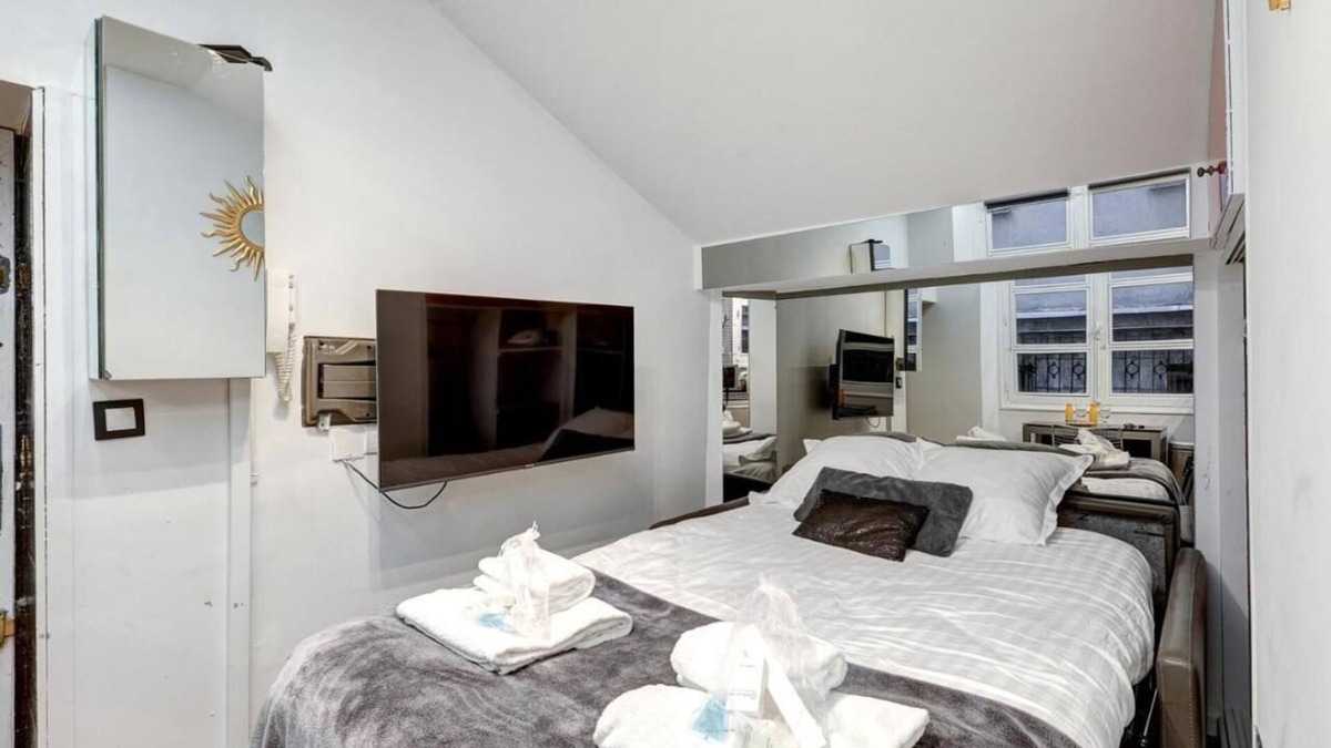 Les Halles Apartment | Paris Marais Tiny MERRISAS