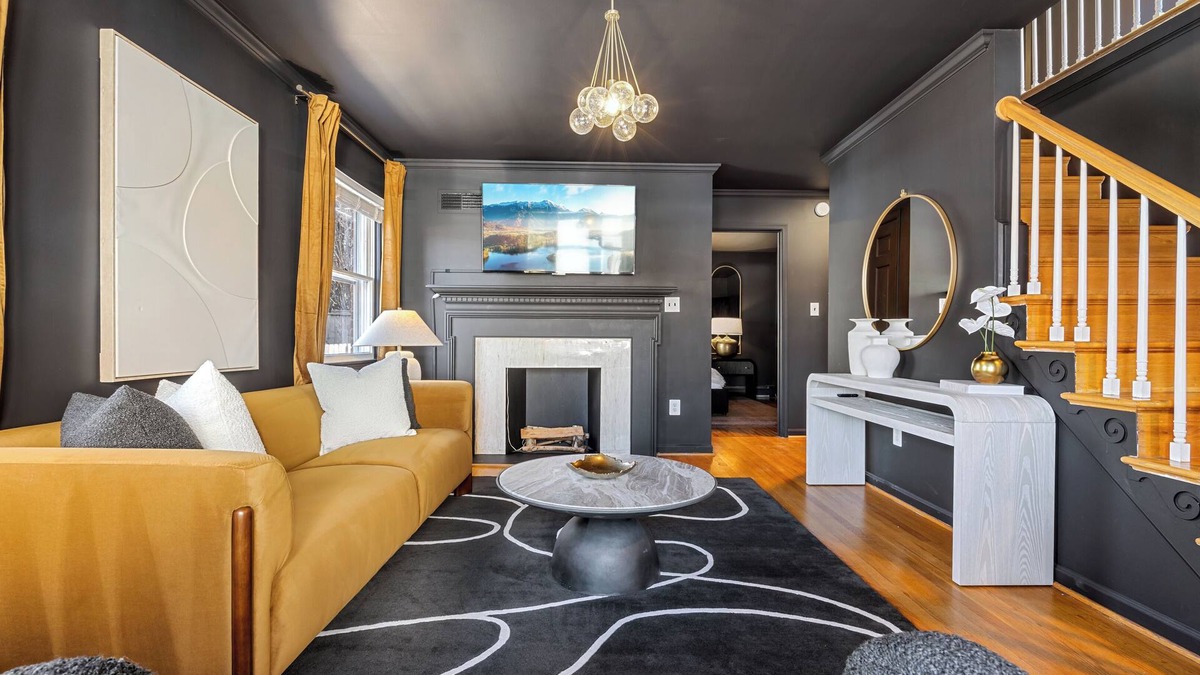 Old Town Alexandria House | Park 4 Cars < > A Stunning Old Town Xcape