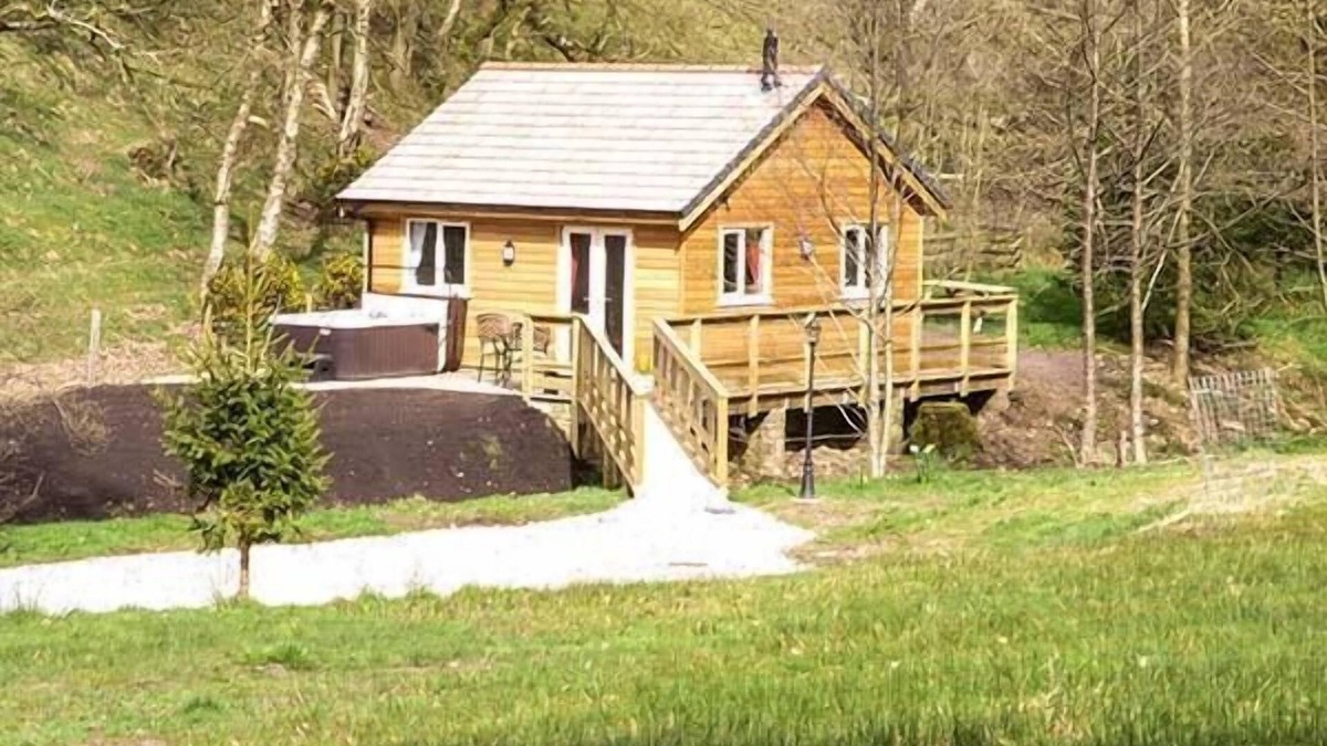 Knott End-on-Sea Cottage | PARK BROOK RETREAT, romantic, with hot tub in Scorton