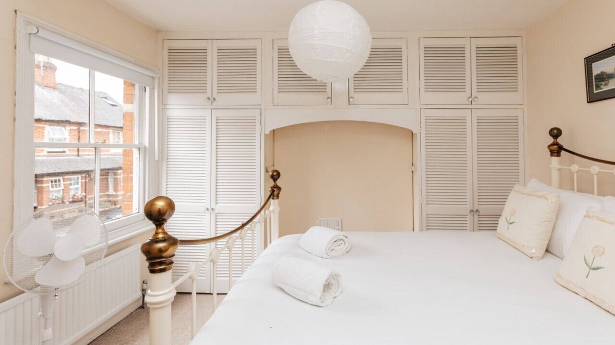Henley House | Park End House - Parking Pet Friendly - From 180 Per Night