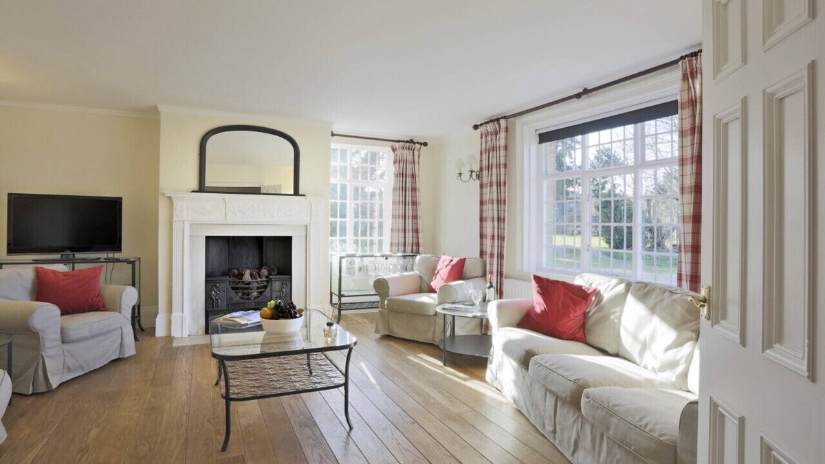 Beccles House | Park Farm House - Eight Bedroom House, Sleeps 15