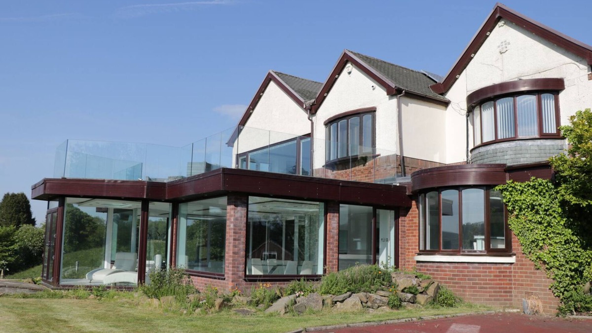 Clitheroe House | PARK HILL, pet friendly, with hot tub in Clitheroe