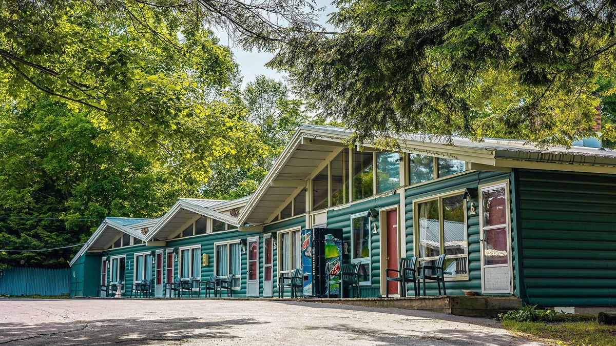 Tupper Lake Hotel | Park Motel and Cabins