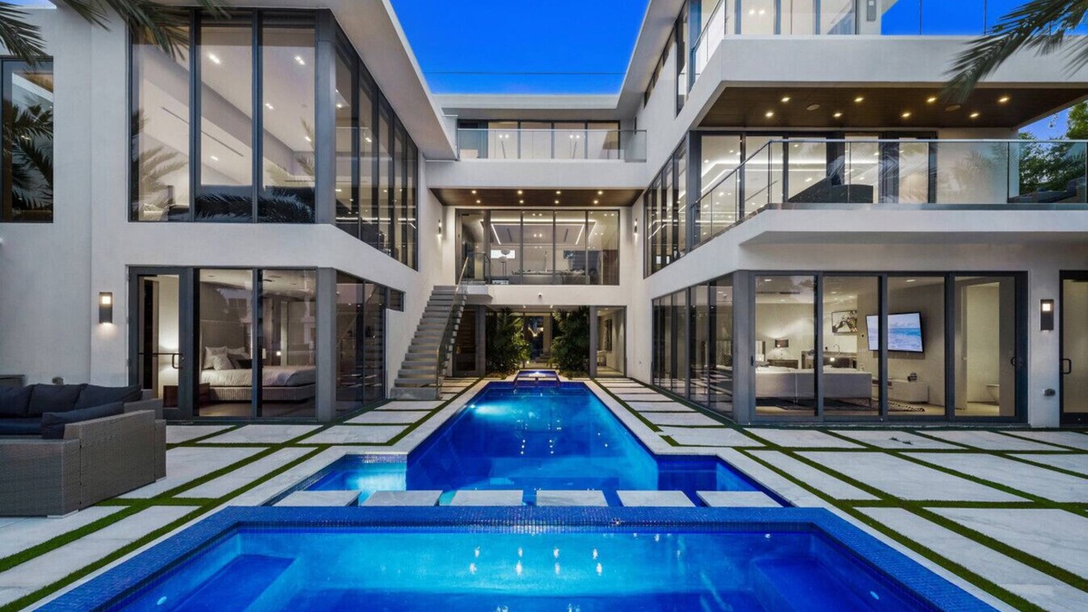 East Fort Lauderdale Apartment | Park Place Mansion-Three-Story Mansion with Rooftop, Dock