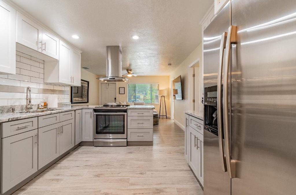 Jungle Terrace House | Park & Pool Across the Street and 9 Mins to Beach
