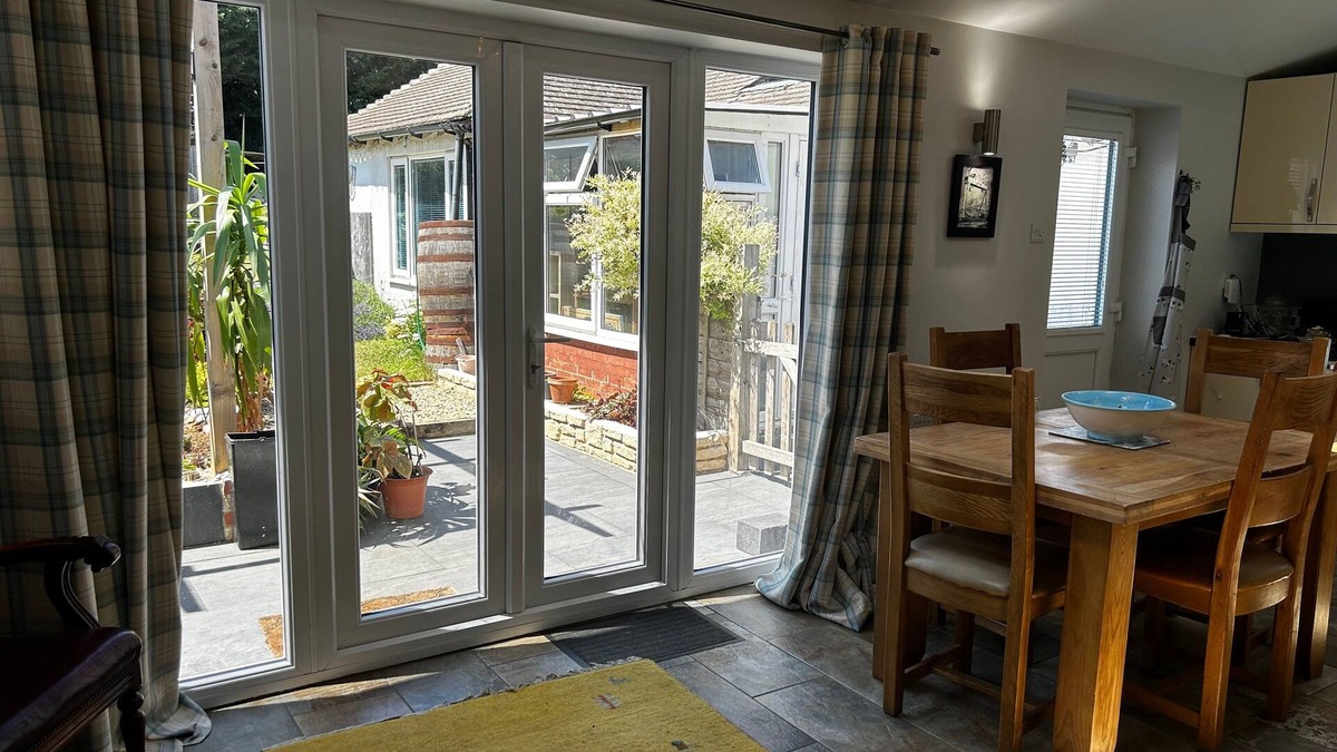 Faringdon House | Park Road Retreat (Cosy & convenient - family and pet friendly home)