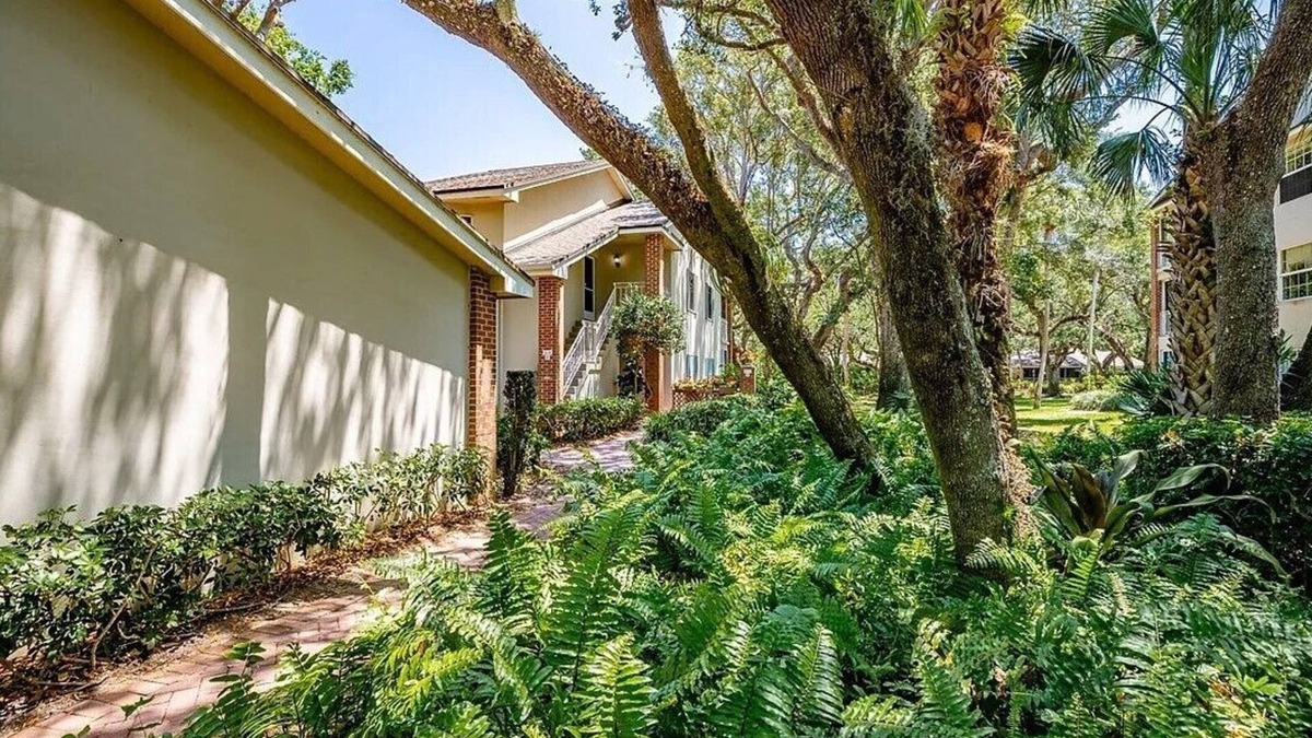 Indian River Shores Condo | Park Shores Seasonal Rental 2-BR condo in charming Indian River Shores