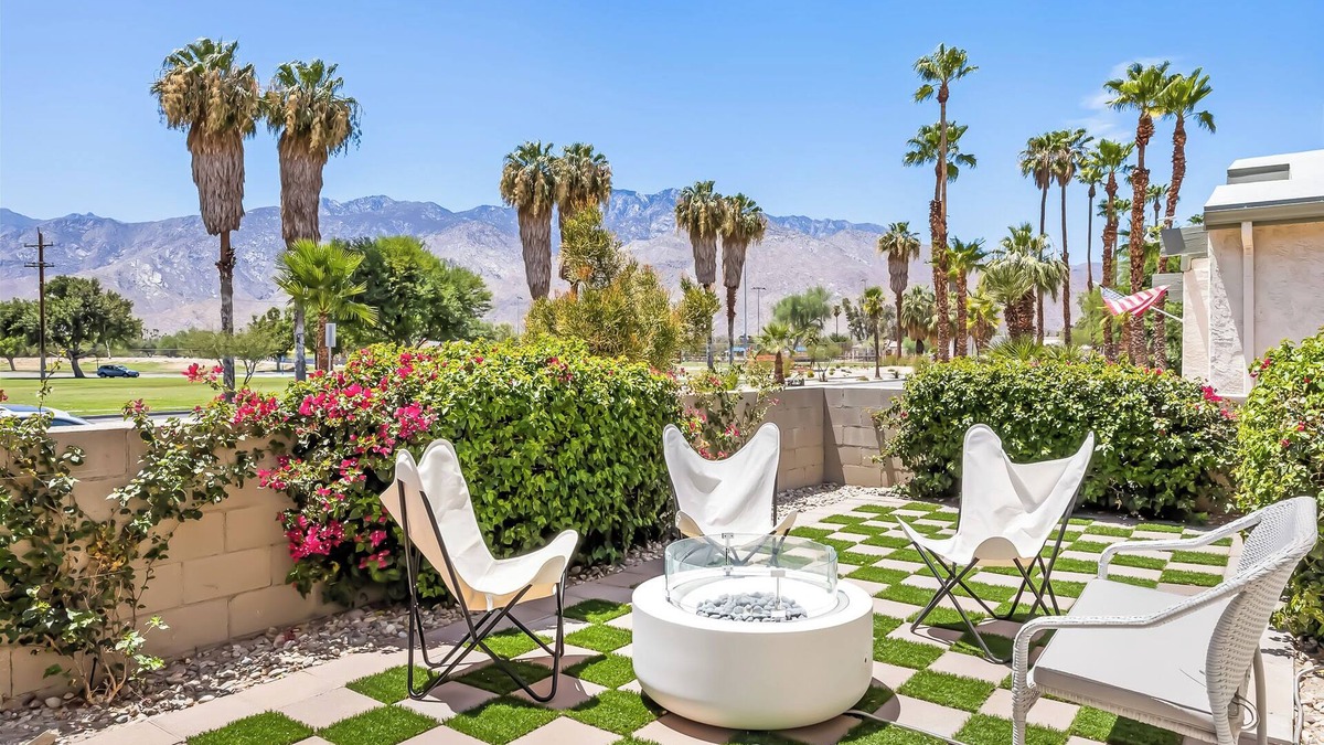 Downtown Palm Springs House | Park View Bungalow - Beautiful remodel in Demuth Park
