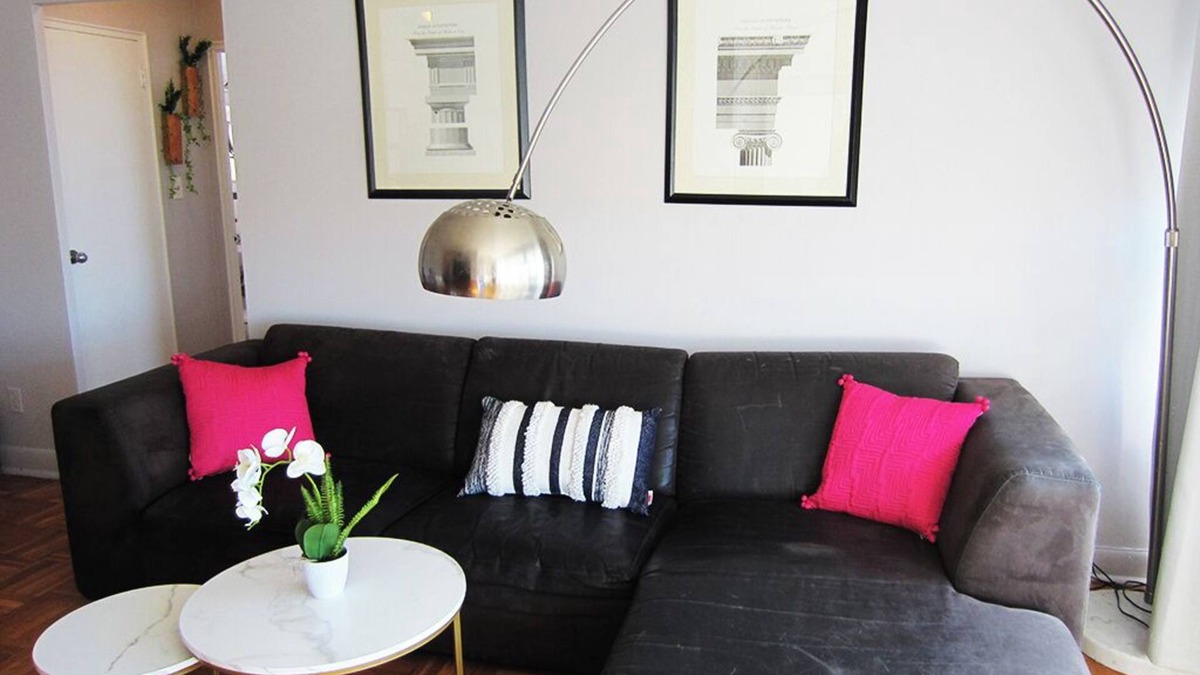 Parkdale Hotel | Parkdale Pad nA close walk to BudStage & the Waterfront.nPet friendly!