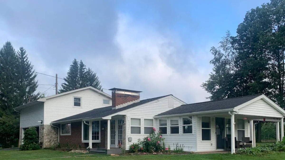 Brookville House | Parkers Stay and Play is steps from the Pinecrest Country Club.