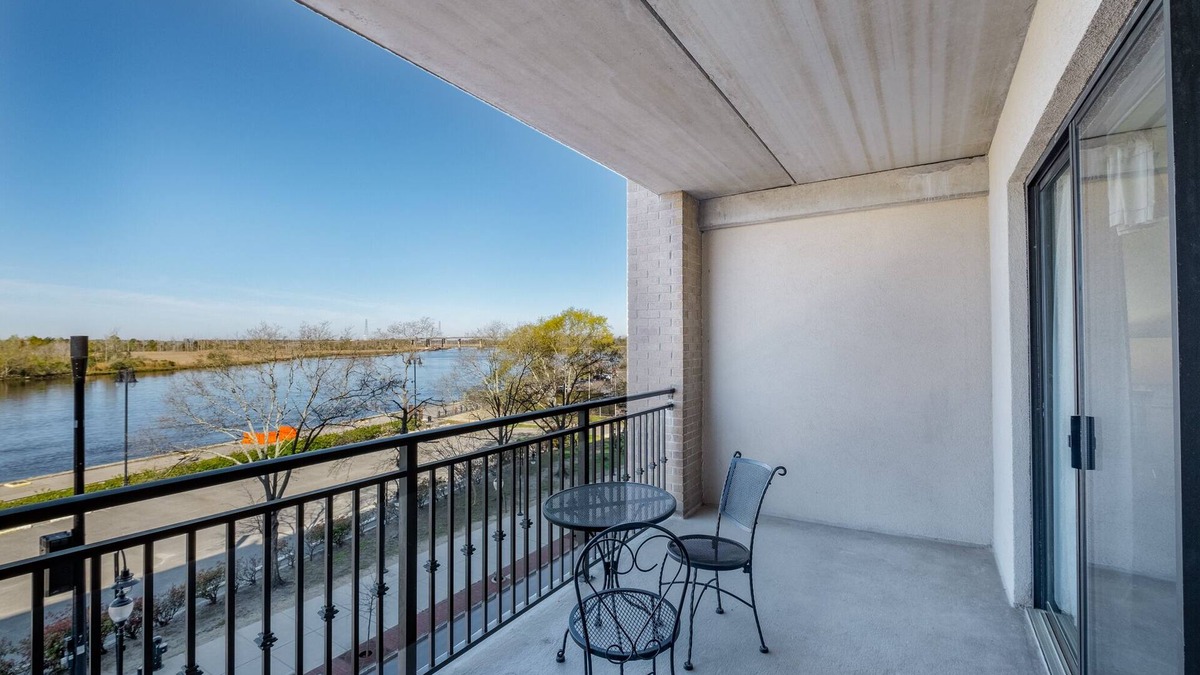 Wilmington Historic District Condo | Parking Balcony Heart of Downtown 20min‣beach