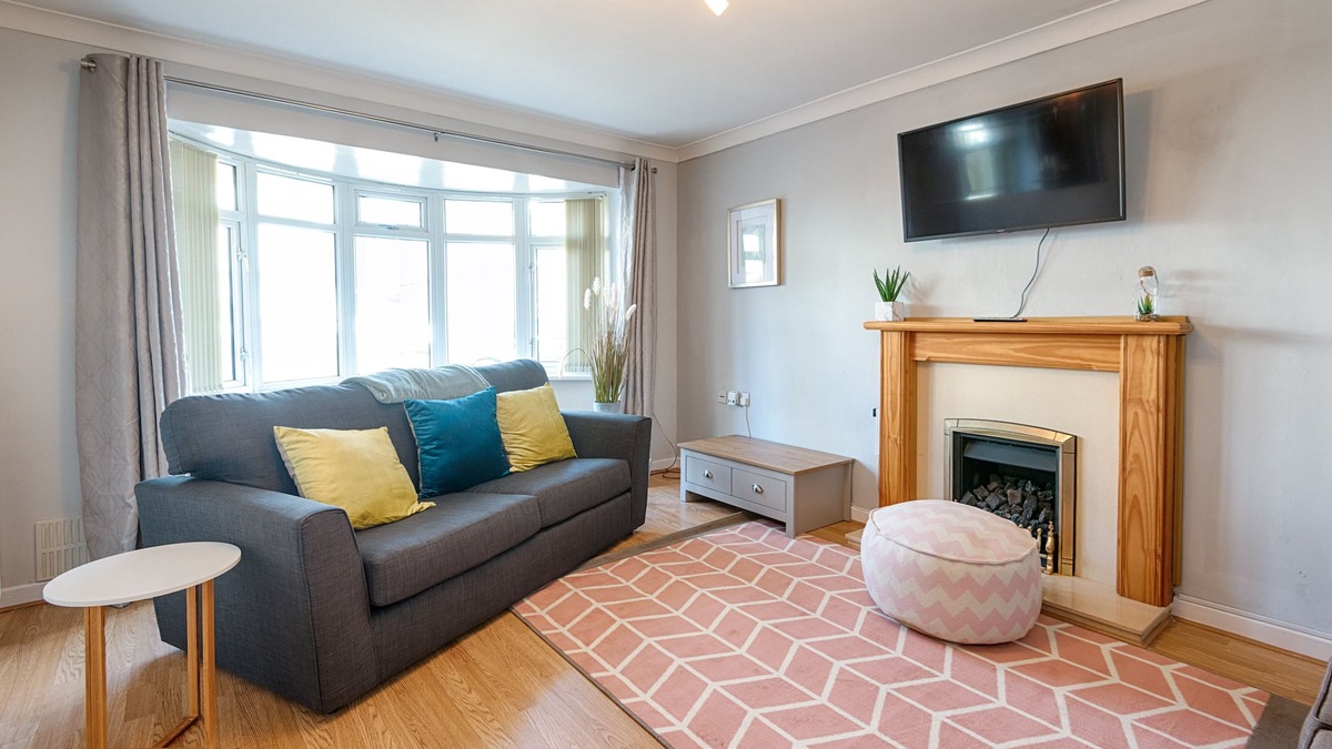 Morriston House | Parking, Garden, En-Suite & Tv's in all Rooms!