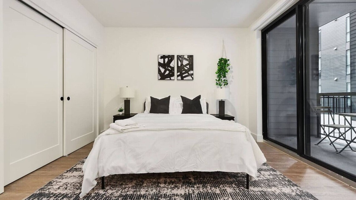 East Liberty Apartment | PARKING+HULU+GYM Near Universities|UPMC|Shopping
