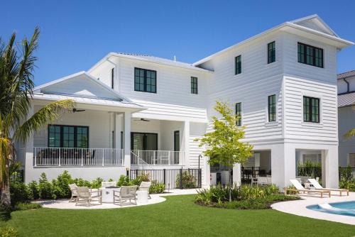 Key West House | Parking Pool & Dock - Shellstone House
