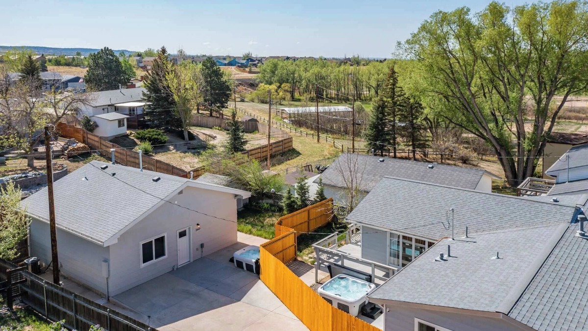 Monument House | Parkside Estate! House & Cottage w/2 Hot Tubs