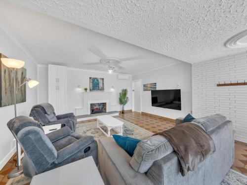 Leamington Apartment | Parkside Flat #5 - Seacliff Beach Suites