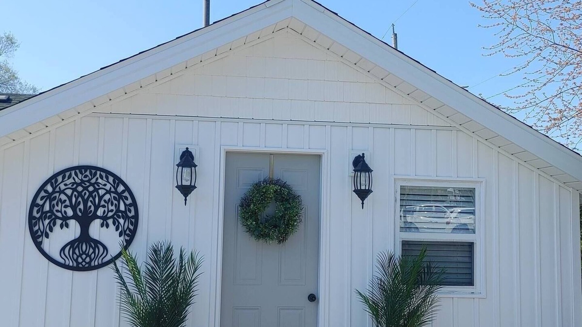 Leamington Cottage | Parkview Cottage - Steps from beautiful Seacliff Park and Beach