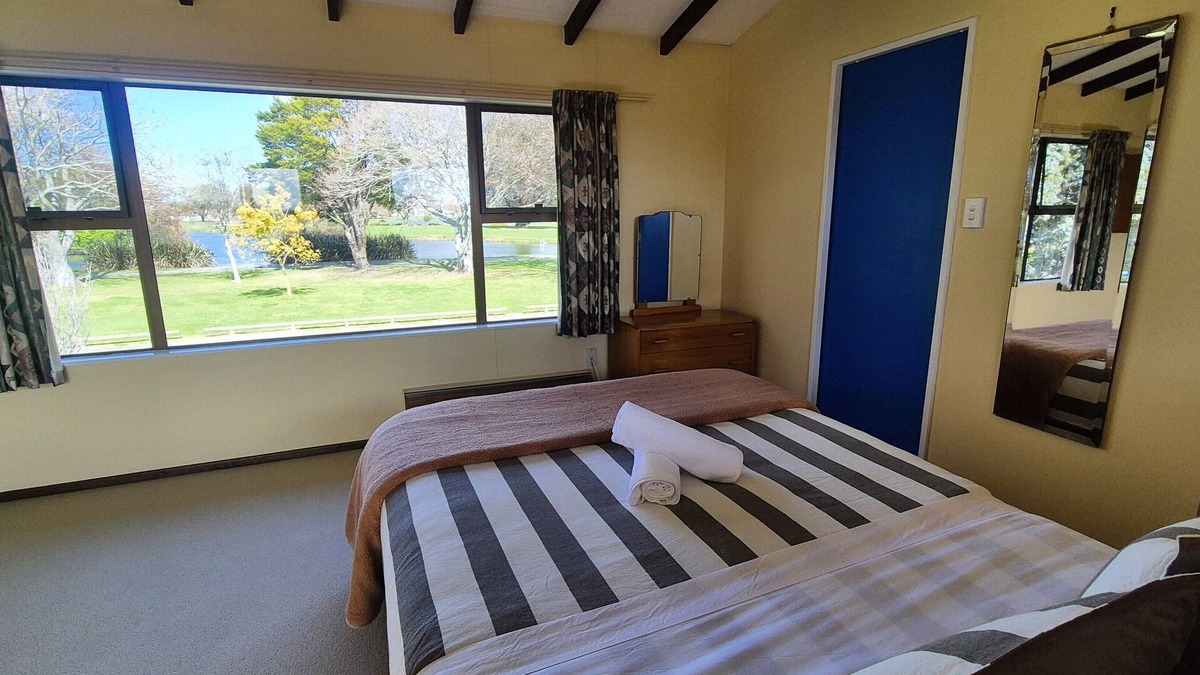 Napier House | Parkview Retreat - 3bedroom, 3 bathrooms