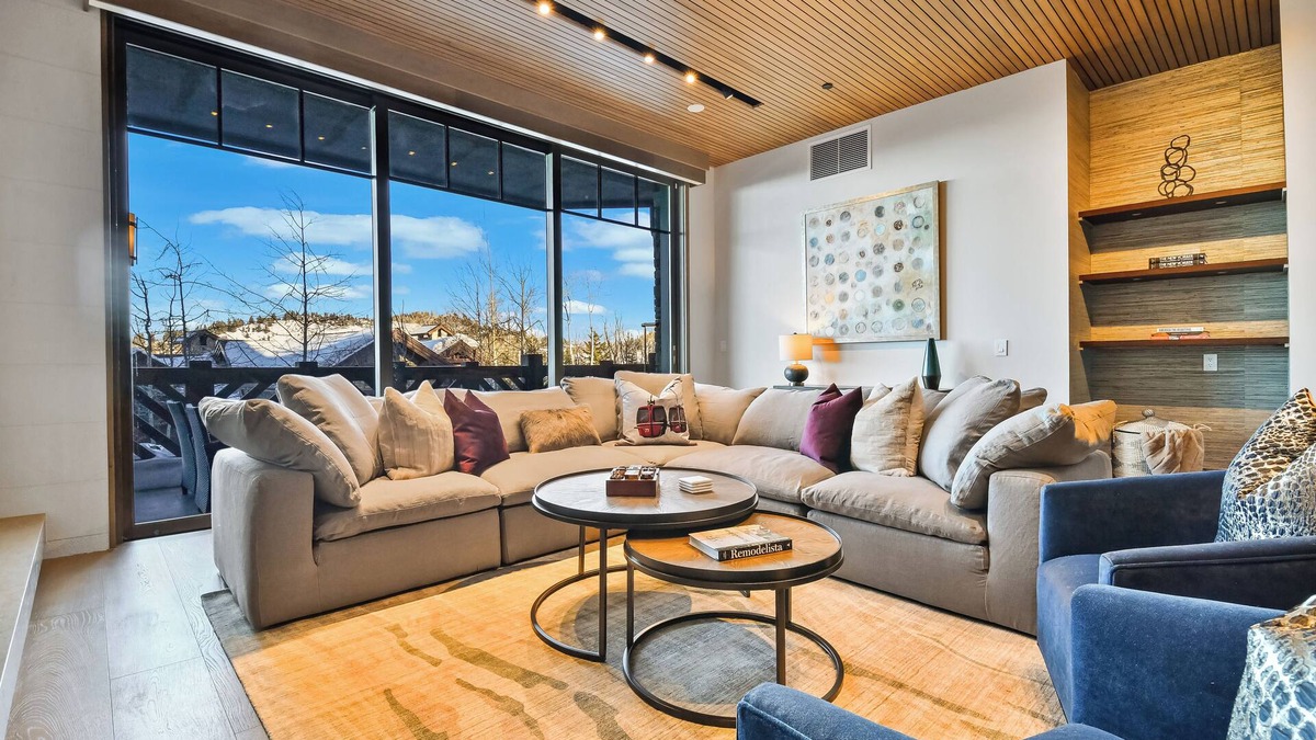 Empire Pass Condo | PARQ 1 AT EMPIRE PASS TALISKER CLUB ACCESS SKI IN/OUT POOL SPA DINING SKI VALET
