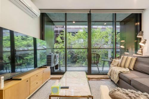 Melbourne Apartment | Parque Canopy - Lakeside Living with Infinity Pool