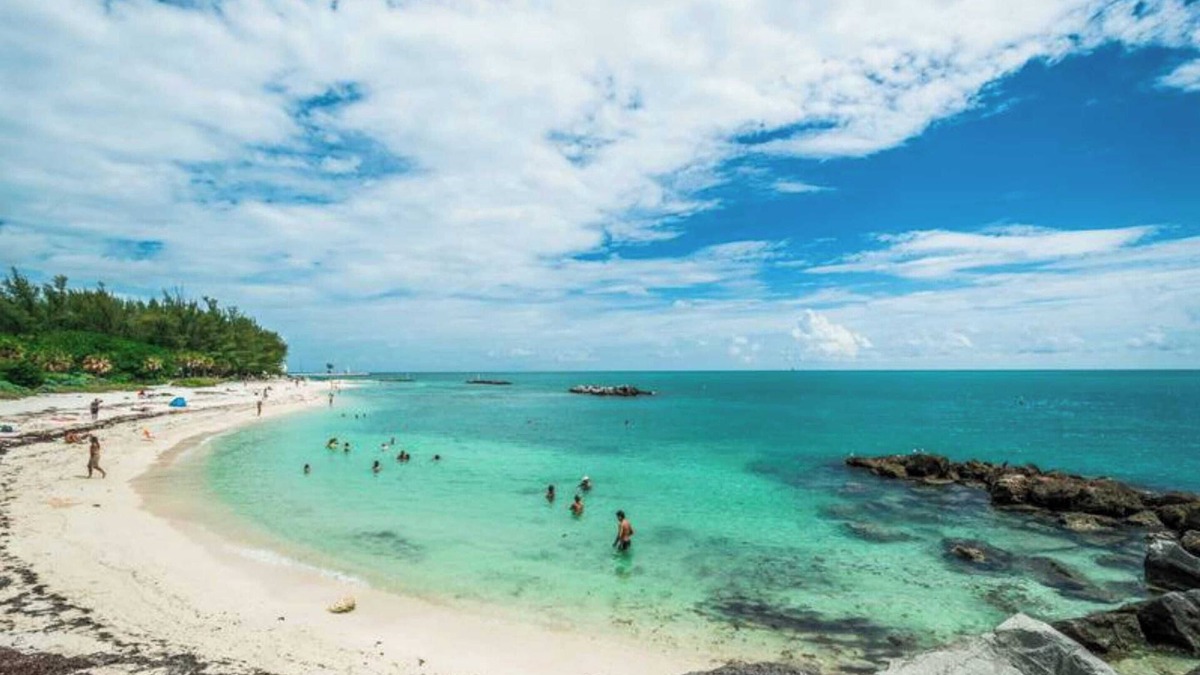 Truman Annex House | Parrot Perch by Avantstay Old Town Key West w/Shared Pool Week Long Stays Only
