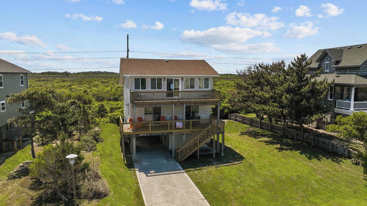 South Nags Head House | Parrothead Inn 4 Bedroom 2 Bath Semi-Oceanfront Home in Nags Head