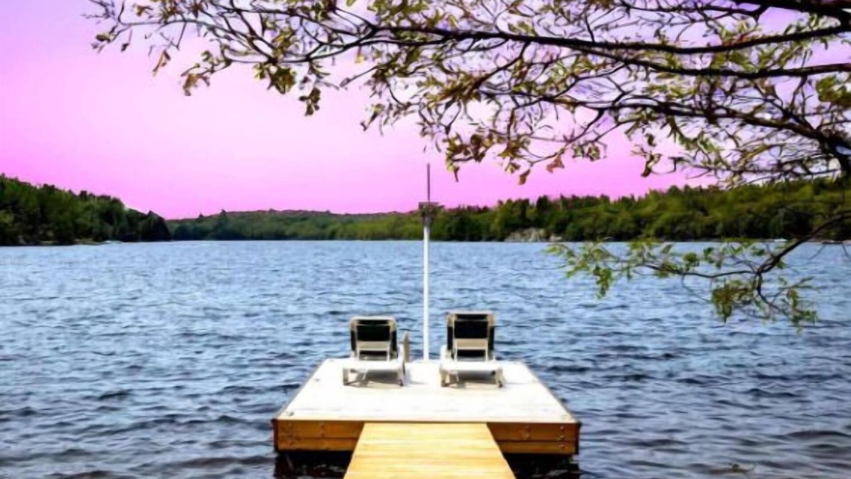 Seguin Cabin | Parry Sound Bunkie - Dock, BBQ, Firepit & Pets