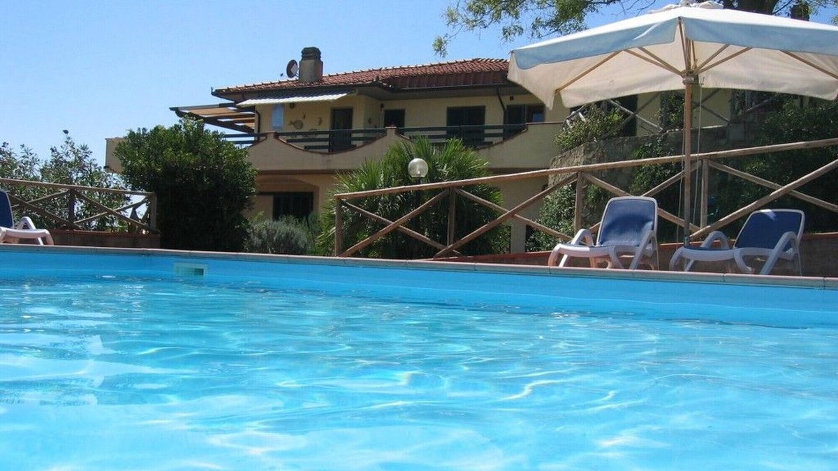 Castiglione della Pescaia Apartment | Part of a beautiful villa with swimming pool and garden, 4 km from the sea