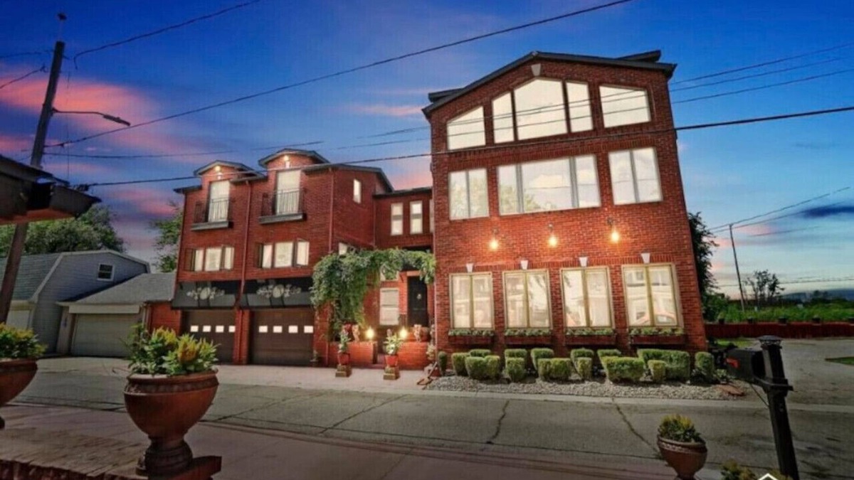 Luna Pier House | Part of Mini-Mansion, private, Lake Erie views