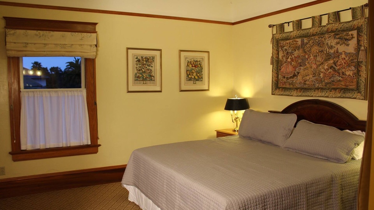 Pacific Grove Hotel | PARTIAL OCEAN VIEW - WALK TO OCEAN - KING BEDROOM