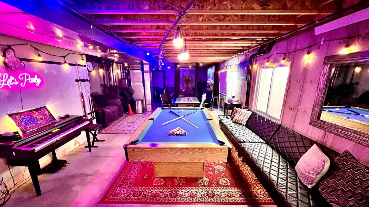 Curtis Park House | ‘Party Palace’- Prime Location, Game Room, Theater Room & Hot Tub, 420ok!