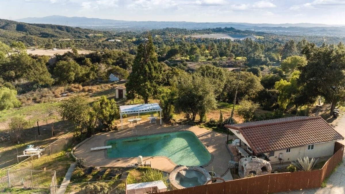 Los Angeles County House | Party pool house with mountain view