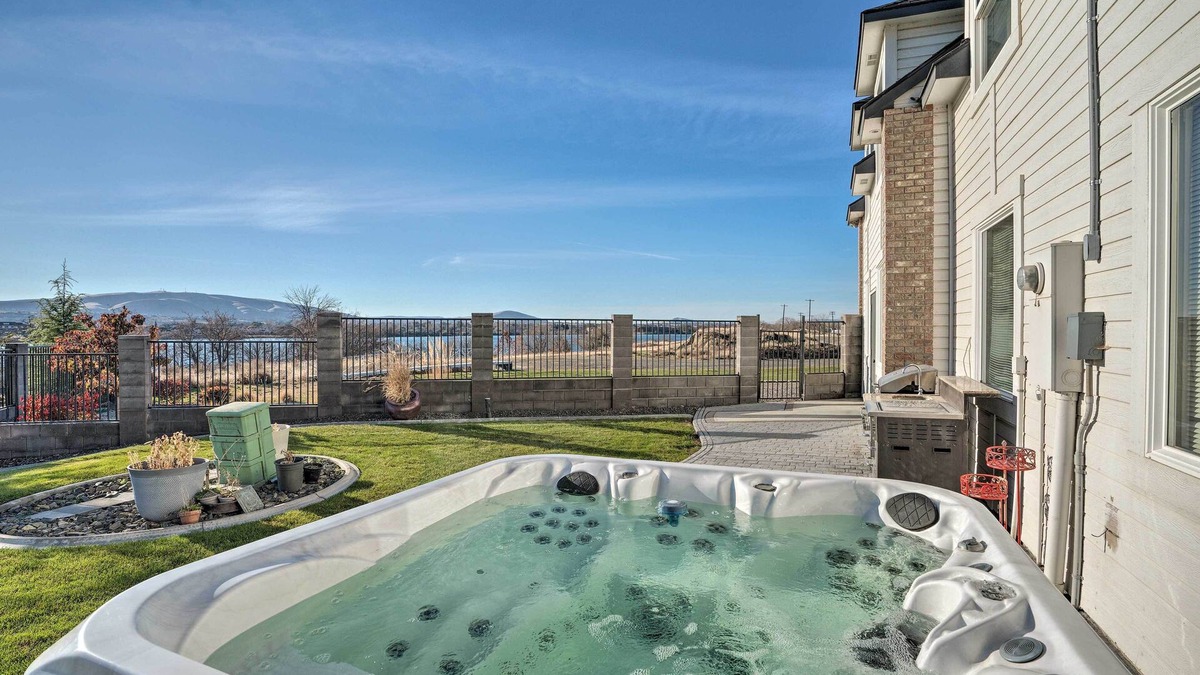 Tri-Cities Condo | Pasco Condo w/Columbia River Views + Hot Tub