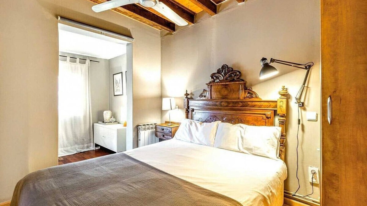 L'Antiga Esquerra de l'Eixample Apartment | Paseo de Gracia sunny 2BR penthouse