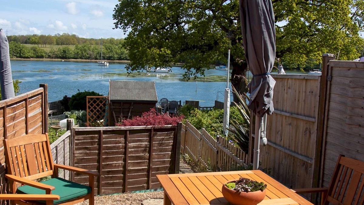 Fareham House | Pass the Keys | 3Bed Family Home with Direct water access, Sleeps 6